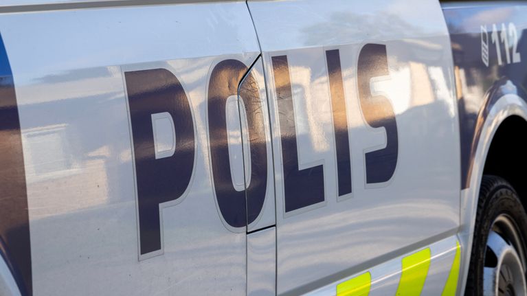 Polis -teksti poliisiauton kyljessä.