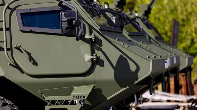 Patria 6x6 -ajoneuvoja vierekkäin.