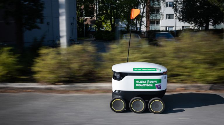 Robotti liikkuu kevyen liikenteen väylällä.