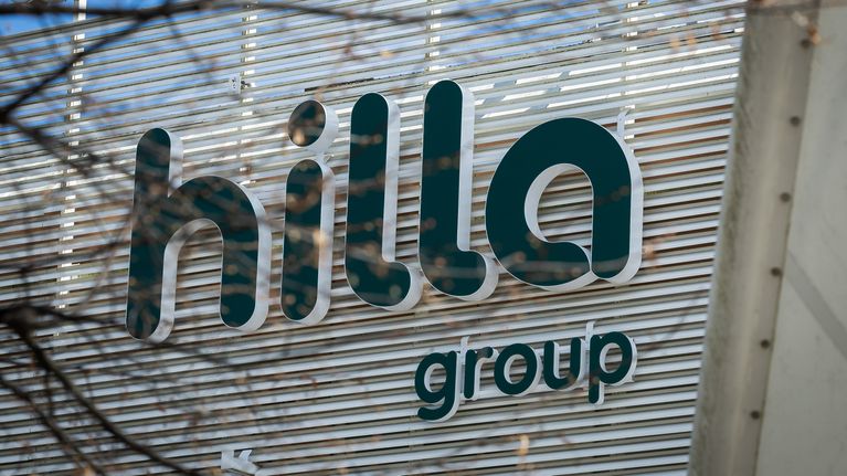 Seinässä lukee Hilla Group.
