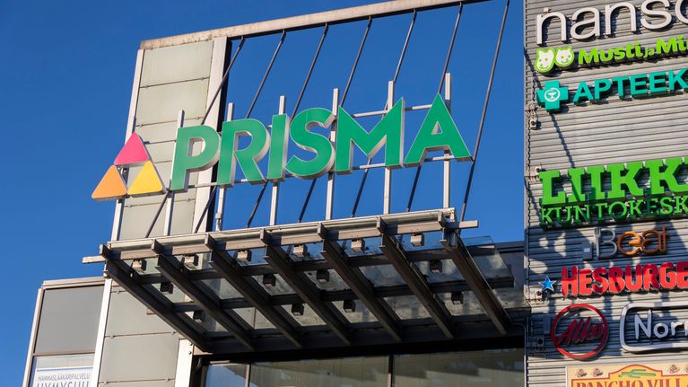 "PRISMA". Kyltti on muiden liiketunnusten ympäröimä,