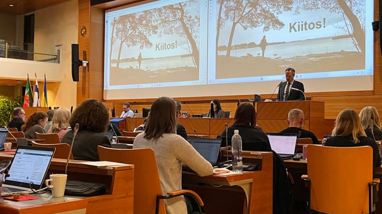 Kaupunginjohtaja Kai Mykkänen pitää puheenvuoroa, etualalla valtuutettuja.