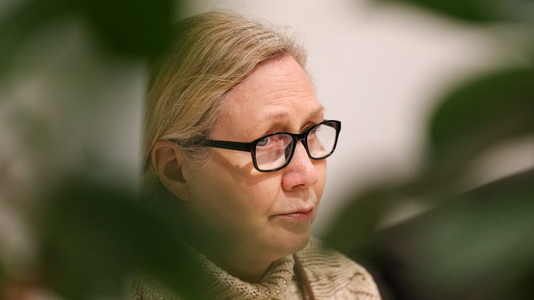 Anneli Auer Turun oikeustalolla.