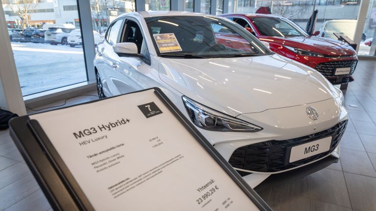 MG3 Hybrid+ -auto, joka on esillä autoliikkeessä.