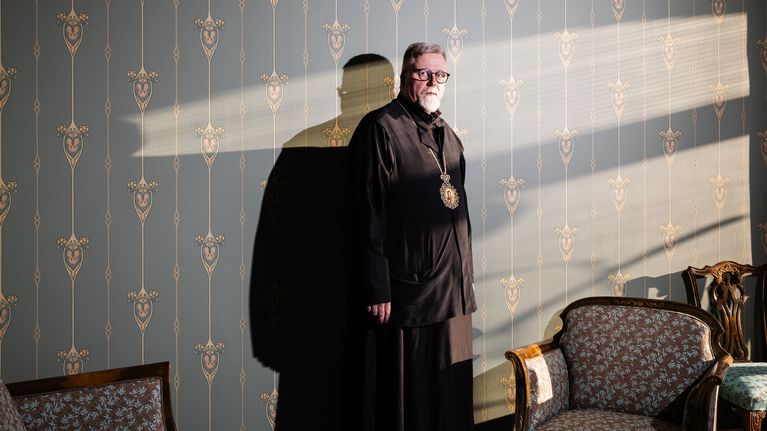 Arkkipiispa Elia poseeraa kameralle.