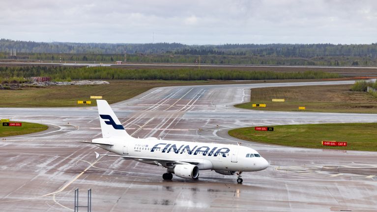 Finnairi Airbus A319 Oslosta laskeutuu Helsinki-Vantaan lentoasemalla.