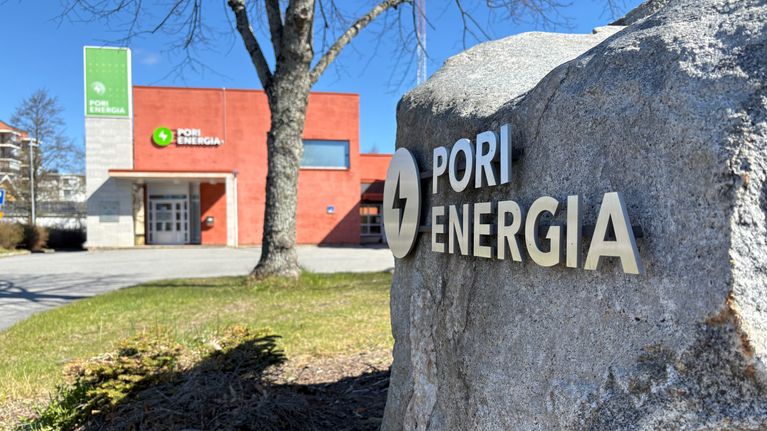 Pori Energia- logo kivessä ja taustalla punatiilinen Pori Energian rakennus.