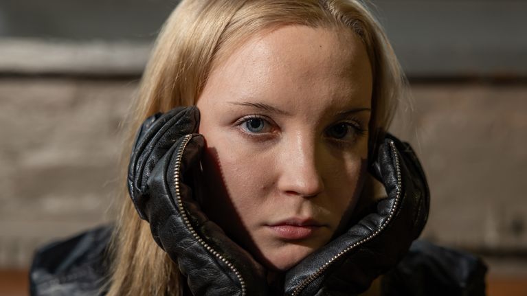 Lounaonline istuu sohvalla klubimaisissa tiloissa.