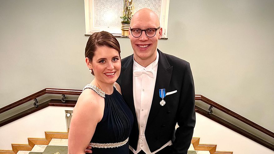 Maiju Mattsson ja uimari Matti Mattsson Presidentinlinnassa Itsenäisyyspäivän vastaanotolla.