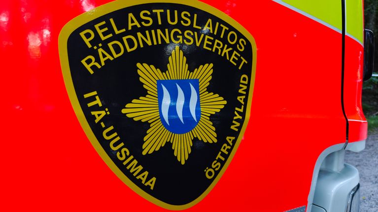 Pelastuslaitoksen ajoneuvon kyljessä on Itä-Uusimaa–Östra Nyland -tunnus ja teksti "PELASTUSLAITOS RÄDDNINGSVERKET".