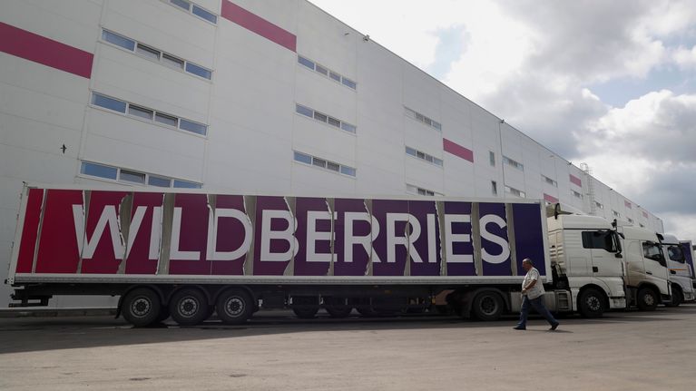 Wildberries-tekstillä varustettuja rekkoja pysäköitynä suuren varastorakennuksen ulkopuolelle Koledinossa.