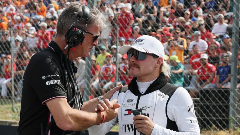 Cadillacin tallipäällikkö Graeme Lowdon ja Valtteri Bottas ennen Unkarin kisan starttia.