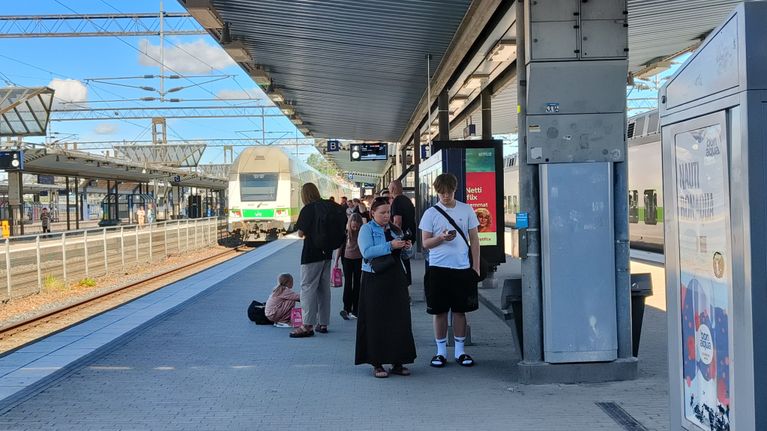 Junat seisovat Pasilan asemalla.
