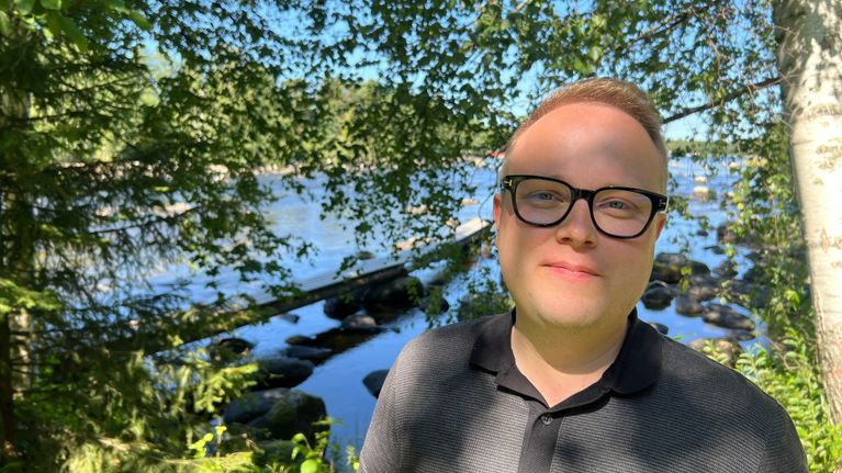 Konneveden Voiman ja Kellankosken Voiman toimitusjohtaja Riku Tulla seisoo Siikakosken rannalla.