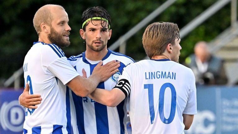 Teemu Pukki, Alfie Cicale ja Lucas Lingman juhlivat Cicaleen maalia Colerainea vastaan.
