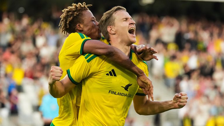 Ilveksen Tatu Miettunen ja Goudousse Bamba tuulettavat Miettusen maalia Stjarnania vastaan.