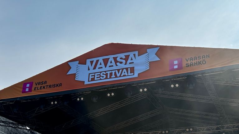 Oranssissa festivaalilavan katoksessa lukee "Vaasa Festival".