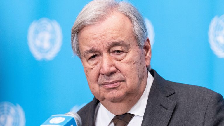 Antonio Guterres puhuu mikin edessä.
