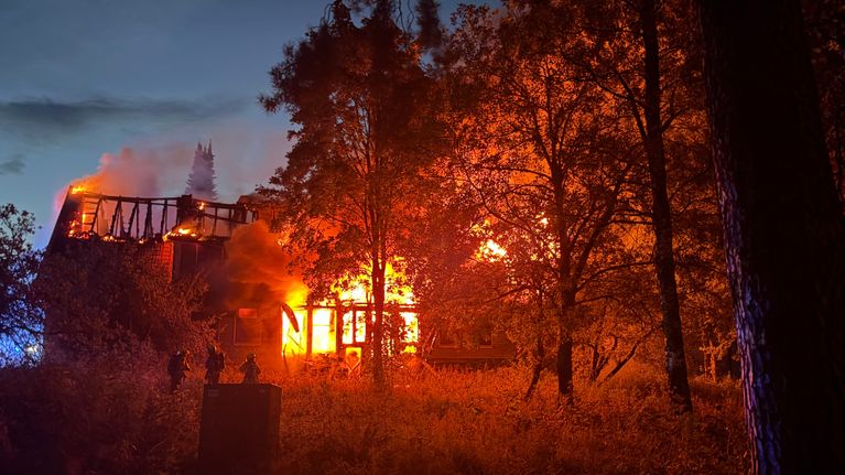 Vanha koulurakennus palaa Imatralla.