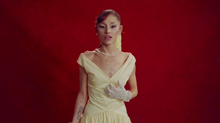 Ariana Grande musiikkivideossa Bloody “Petal”, keltainen mekko päällään.