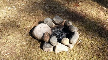 Tulipaikka, kivikehä ladottu rannalle. 
