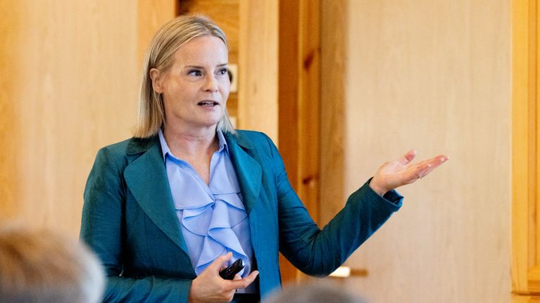 Riikka Purra tiedotustilaisuudessa.