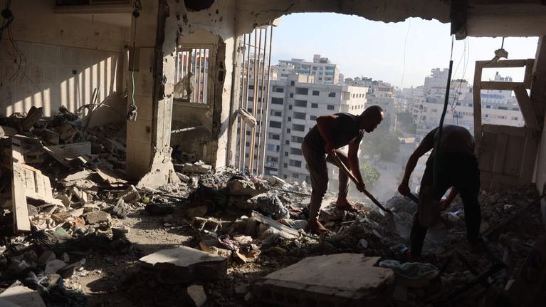 Palestiinalaiset asukkaat pelastavat omaisuuttaan asunnosta, joka joutui Israelin yön aikana Gazan kaupungissa tekemien ilmaiskujen kohteeksi 2. elokuuta 2026.
