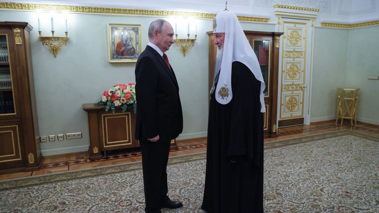 Venäjän presidentti Vladimir Putin ja patriarkka Kirill seisovat vastakkain huoneessa.