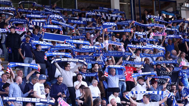 Comon kannattajia Stadio Giuseppe Sinigaglialla toukokuussa 2026.