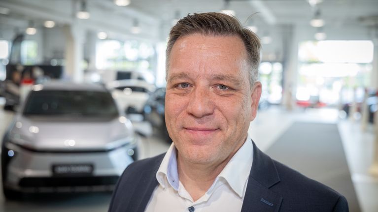 Tero Lausala seisoo autoliikkeessä.