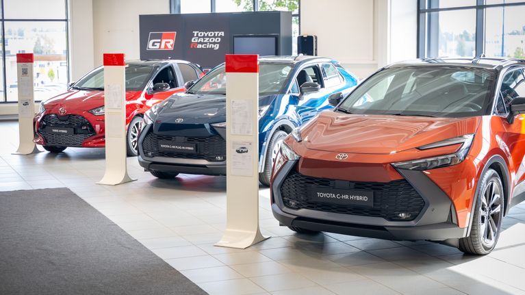 Kolme uutta Toyotaa myymälässä.