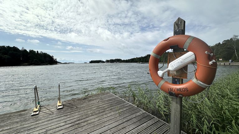 Näkymä saunalaiturilta Lähteelän ulkoilualueen suuntaan. Etualalla pelastusrengas.