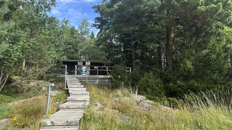 Lähteelän ulkoilualueen yrittäjät Antti Jussila ja Sami Tuoriniemi puusaunan terassilla.