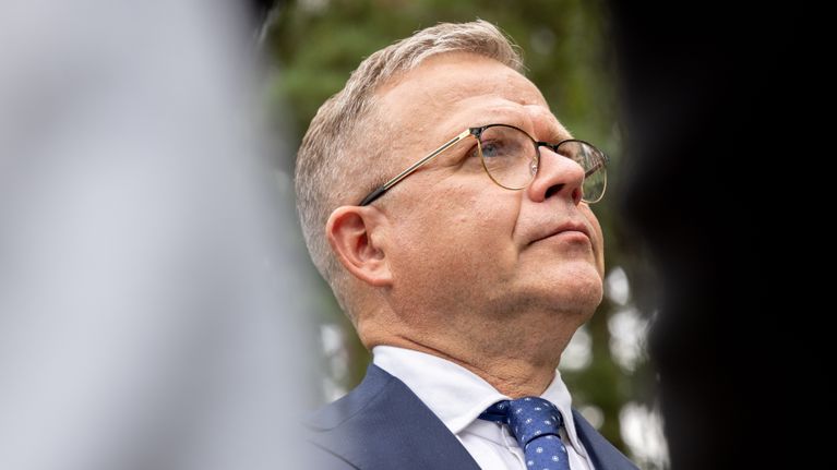 Petteri Orpo lähikuvassa hieman sivuprofiilissa katsoen ylöspäin.