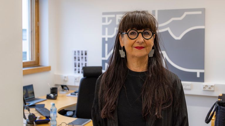 Jyväskylän kaupunginteatterin johtaja Marietta Kunnas työhuoneessaan.