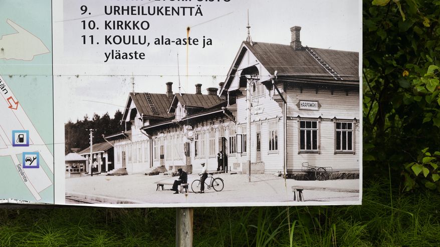 Kyltissä näkyy vanha Haamapäen rautatieasema.