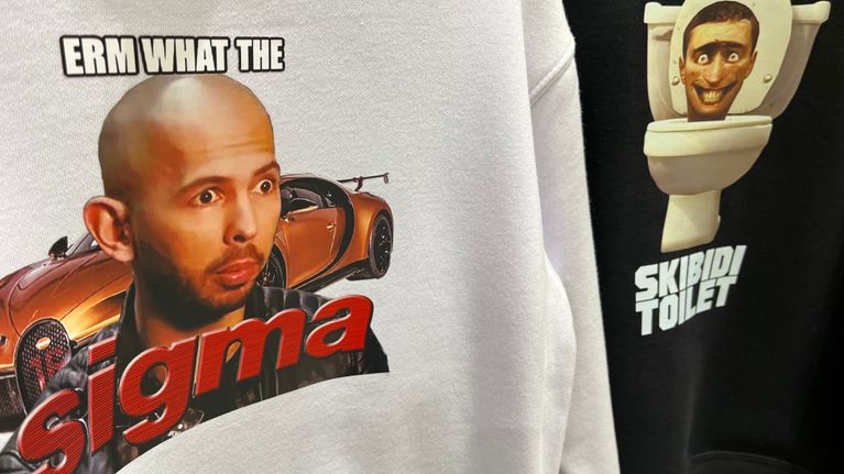 Kauppa myy paitoja, joissa on nykynuorille tuttuja some-meemejä. 