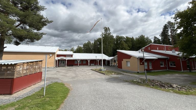 En skolgård med flera byggnader.