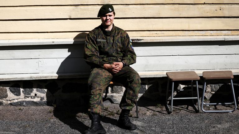 Nuori henkilö pukeutuneena armeijan uniformun.