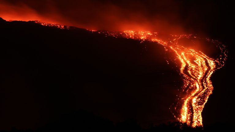 Etna-tulivuoresta valui perjantaina laavavirta Valle del Boven kalderalaaksoon.