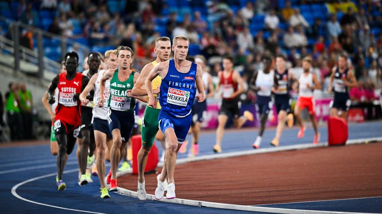 Tuomas Heikkilä johtaa miesten 5000 metrin kisaa EM-kisoissa 2026.