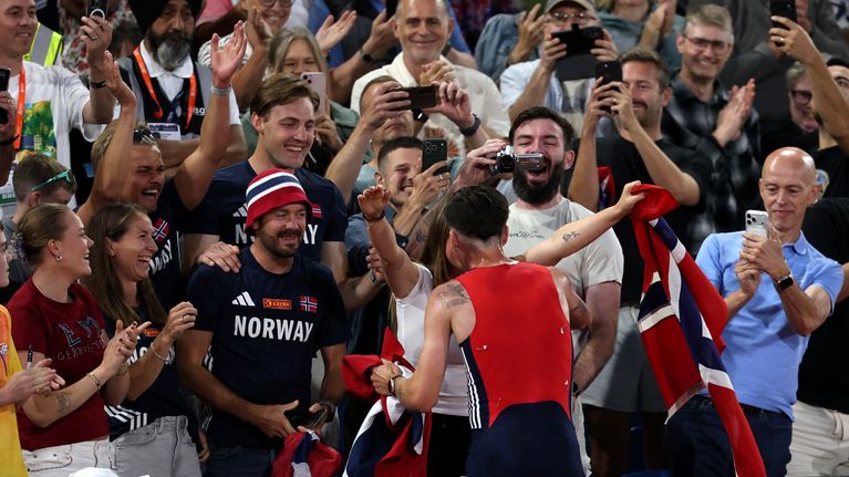 Elisabeth-vaimo halaa Jakob Ingebrigtseniä.