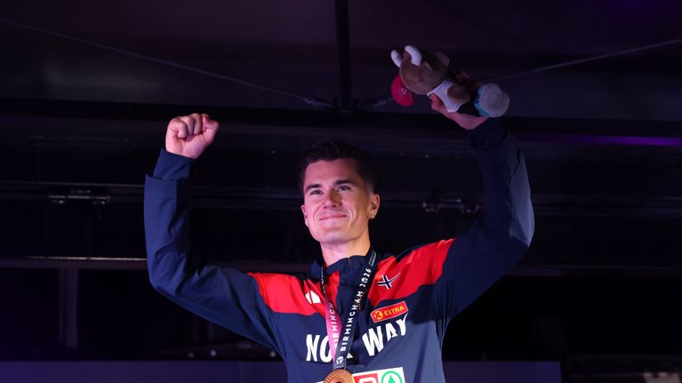 Jakob Ingebrigtsen tuuletti EM-kultamitaliaan.