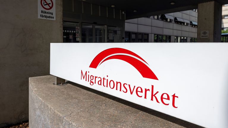 Ruotsin maahanmuuttoviraston kyltti rakennuksen ulkopuolella.