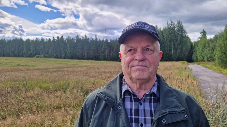 Maanviljelijä Pekka Carlson Hartolassa Kalhon Soimasuon reunalla.