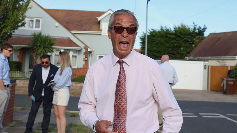 Nigel Farage polttaa tupakkaa Clactonissa.
