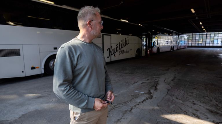 Jyrkilä Oy:n toimitusjohtaja Antti Jyrkilä autohallin sisällä.