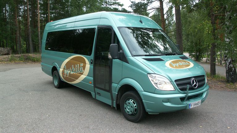 Bussiyritys Jyrkilä Oy:n tila-auto.