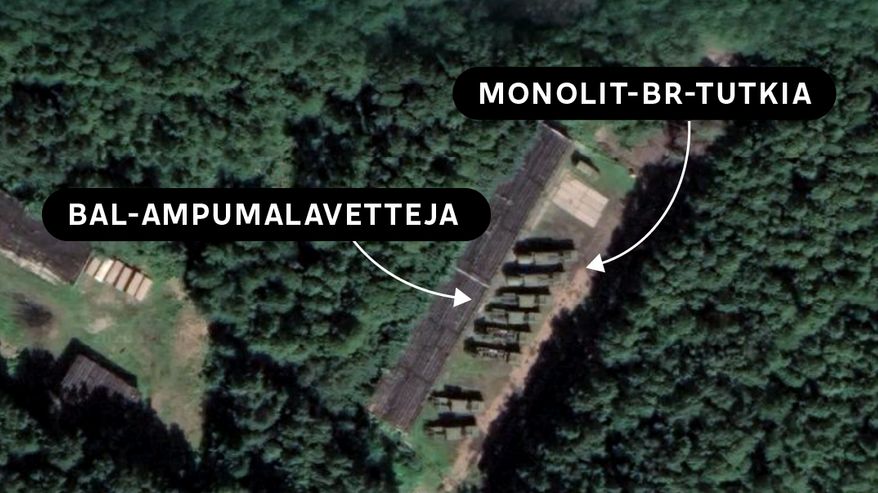 Google Earthin satelliittikuva 25.7.2022 Retusaaren sotilastukikohdasta Kronstadtin länsipuolella.