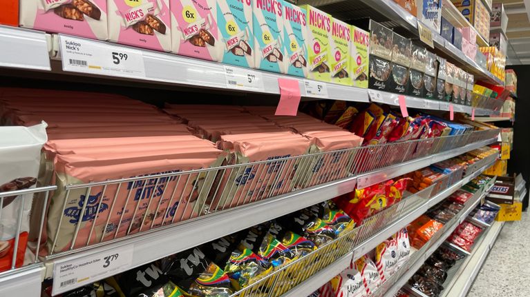 Makeisia Rustan Iisalmen tavaratalon hyllyissä.